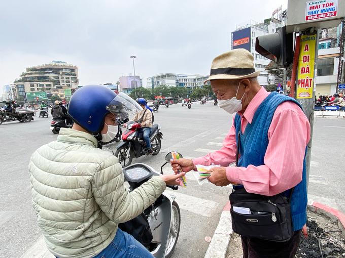 Người đàn ông bán bút bi 'nổi tiếng' nhất Hà Nội