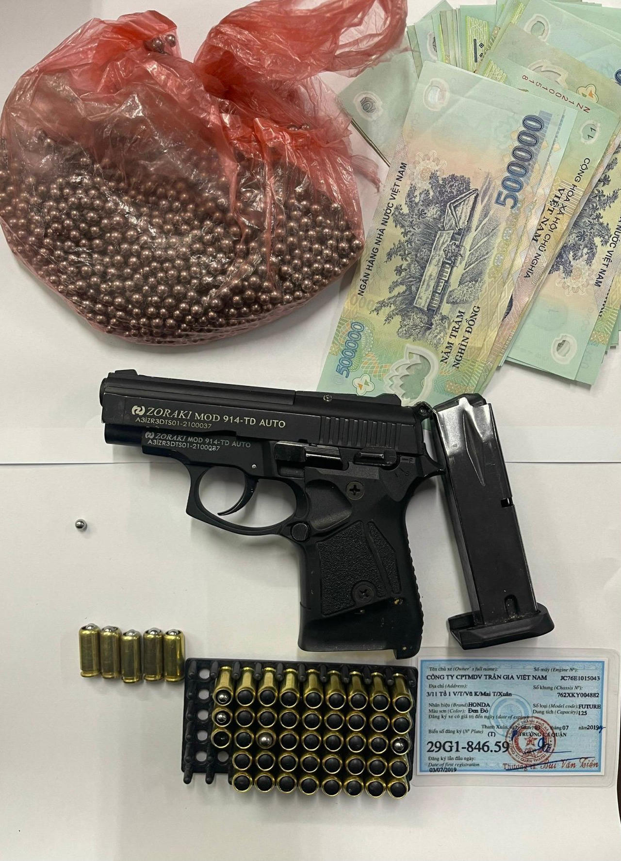 2 thanh niên mang súng xông vào phòng ngủ trói facebooker Hoàng Hường, yêu cầu đưa 100 tỷ đồng