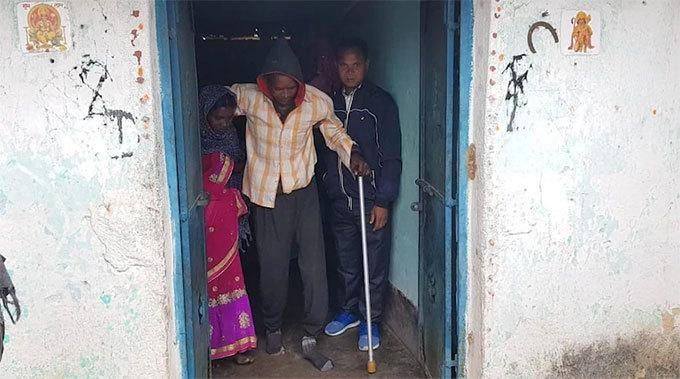 Người đàn ông bị liệt và câm có thể đi lại và nói được sau tiêm vaccine COVID-19?