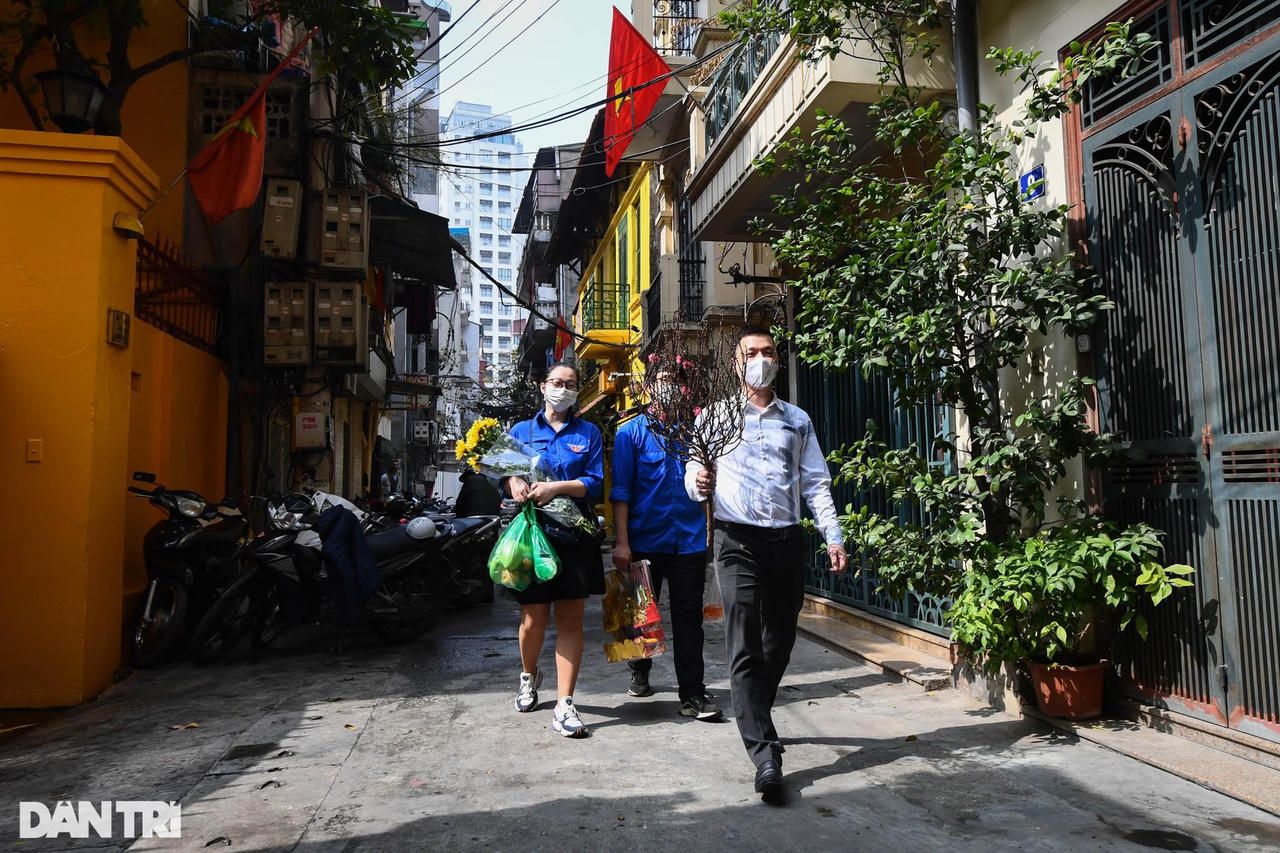 Tặng đào Tết tận nhà, thả cá chép thay cho các F0 đang cách ly ở Hà Nội