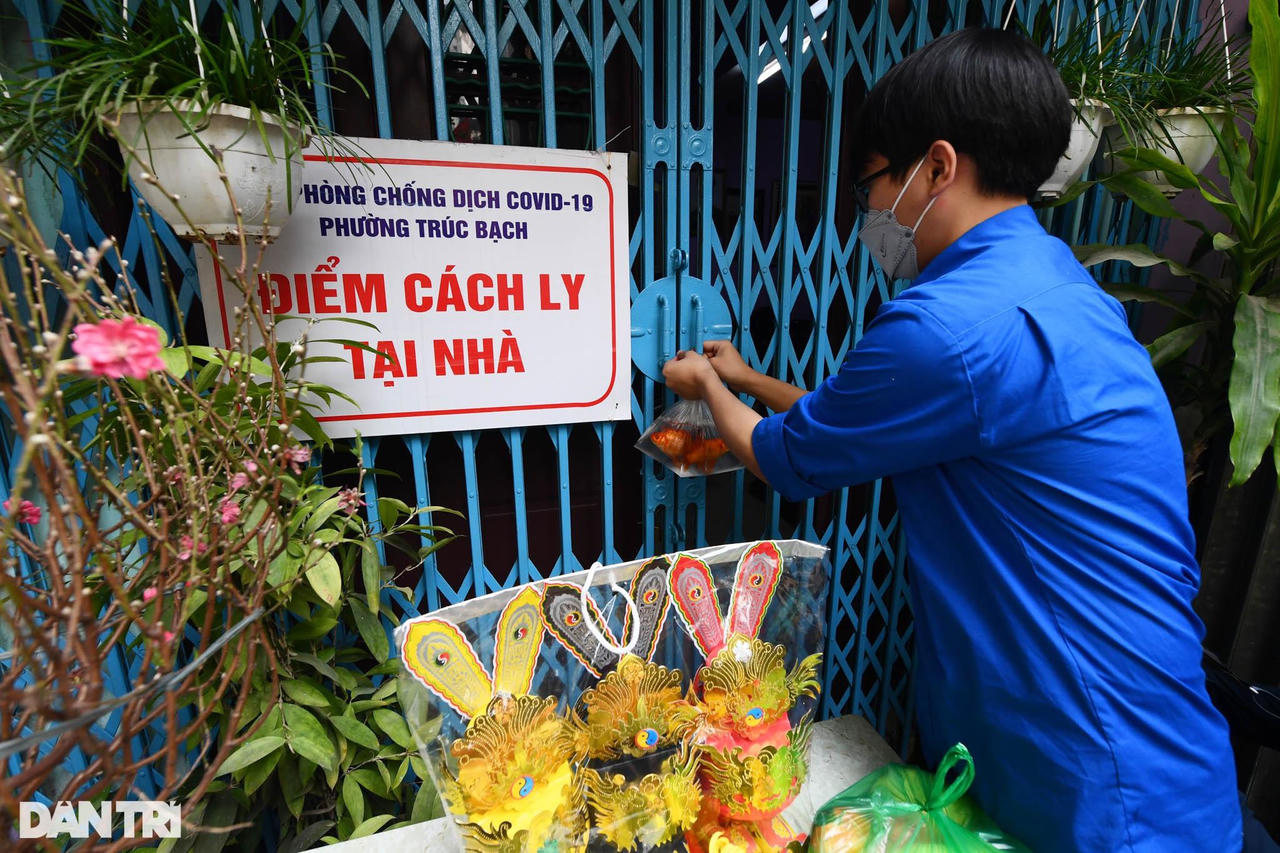 Tặng đào Tết tận nhà, thả cá chép thay cho các F0 đang cách ly ở Hà Nội