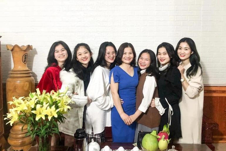 Dân mạng hai tỉnh 'sôi sùng sục' truy gia đình 'đông con gái nhất'
