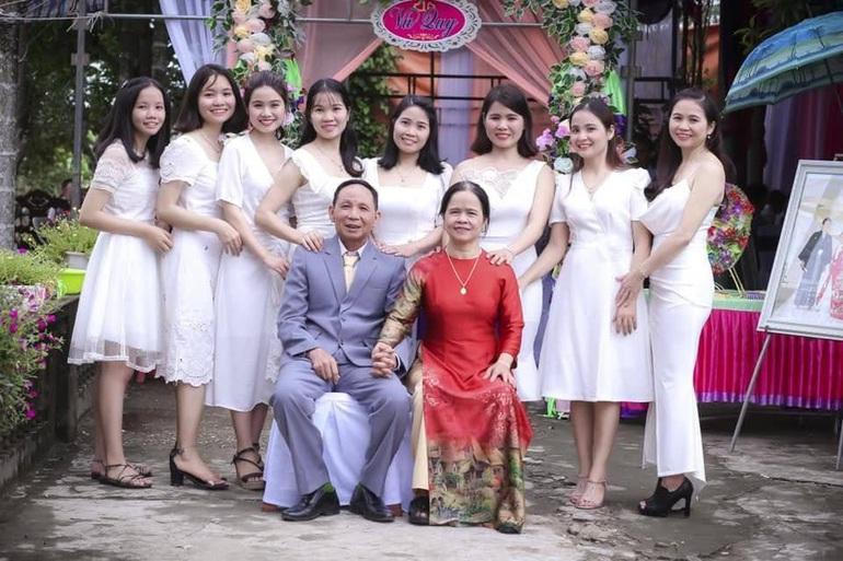 Dân mạng hai tỉnh 'sôi sùng sục' truy gia đình 'đông con gái nhất'