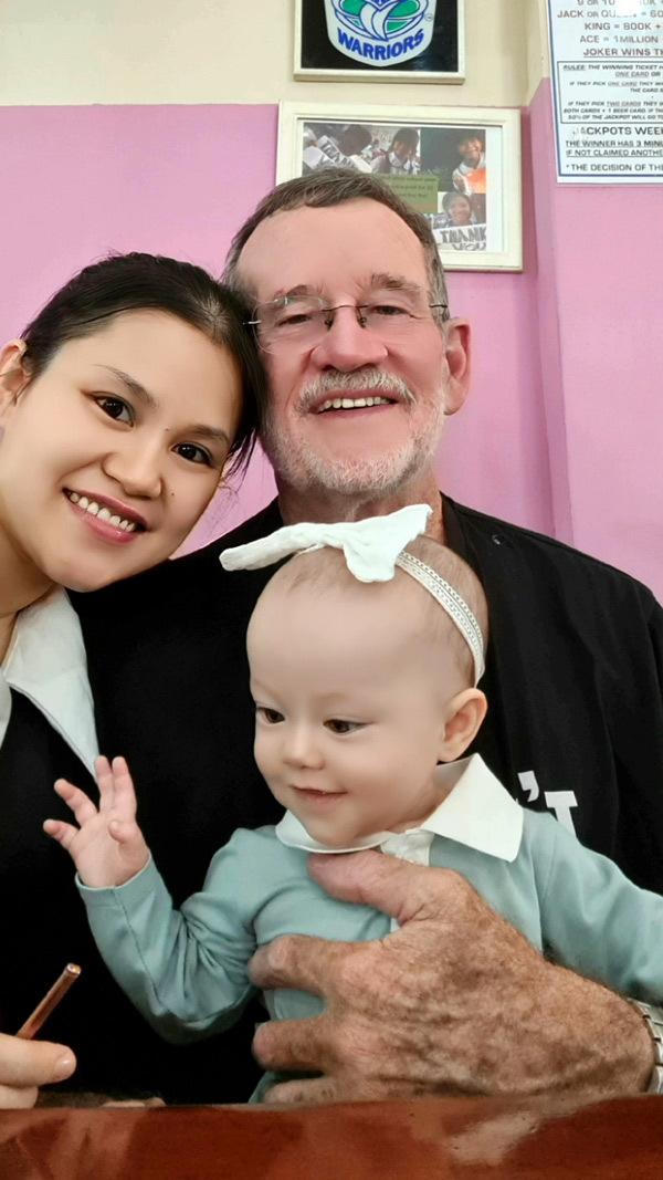 Lấy chồng Tây chênh 40 tuổi, cô gái Việt nói dối là 'bố của bạn trai'