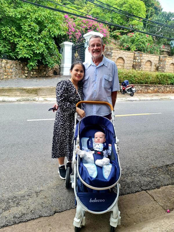 Lấy chồng Tây chênh 40 tuổi, cô gái Việt nói dối là 'bố của bạn trai'