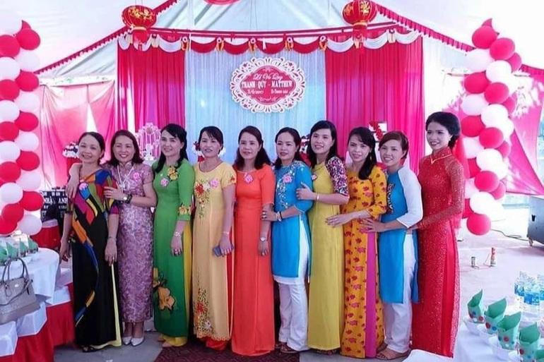 Dân mạng hai tỉnh 'sôi sùng sục' truy gia đình 'đông con gái nhất'