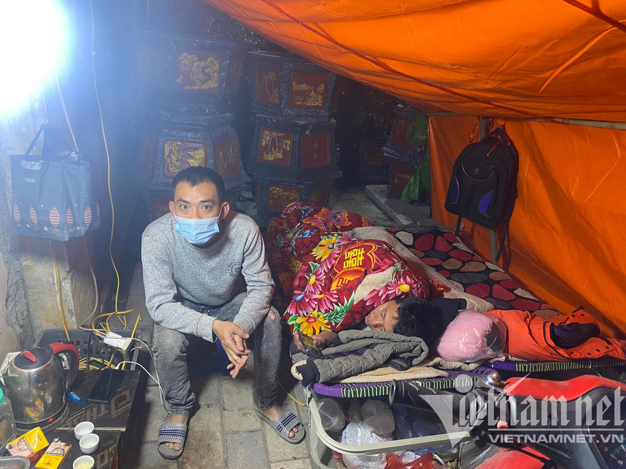 Đào quất ế, dân buôn cả đêm bám vỉa hè chịu cảnh giá rét