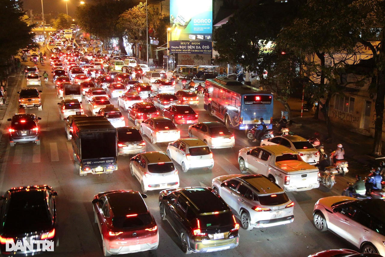 Nhiều tuyến phố trung tâm Hà Nội ùn ứ nghiêm trọng những ngày giáp Tết
