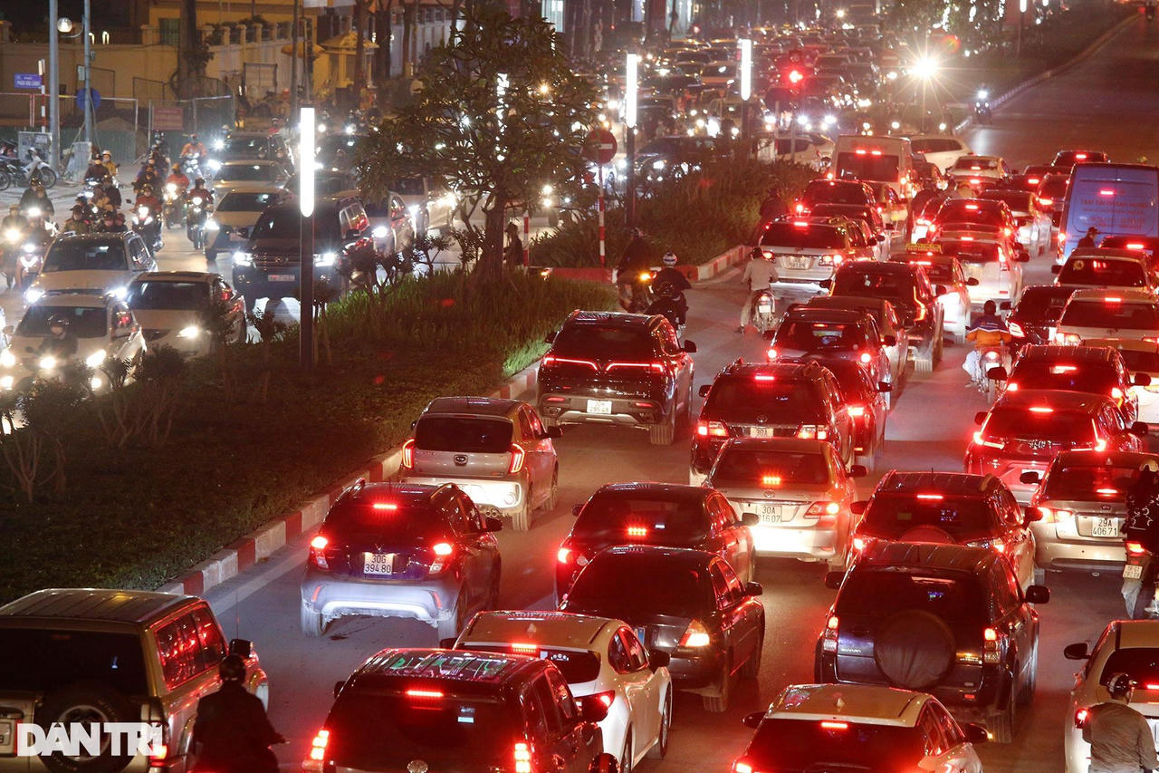 Nhiều tuyến phố trung tâm Hà Nội ùn ứ nghiêm trọng những ngày giáp Tết