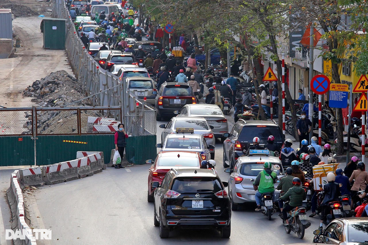 Nhiều tuyến phố trung tâm Hà Nội ùn ứ nghiêm trọng những ngày giáp Tết