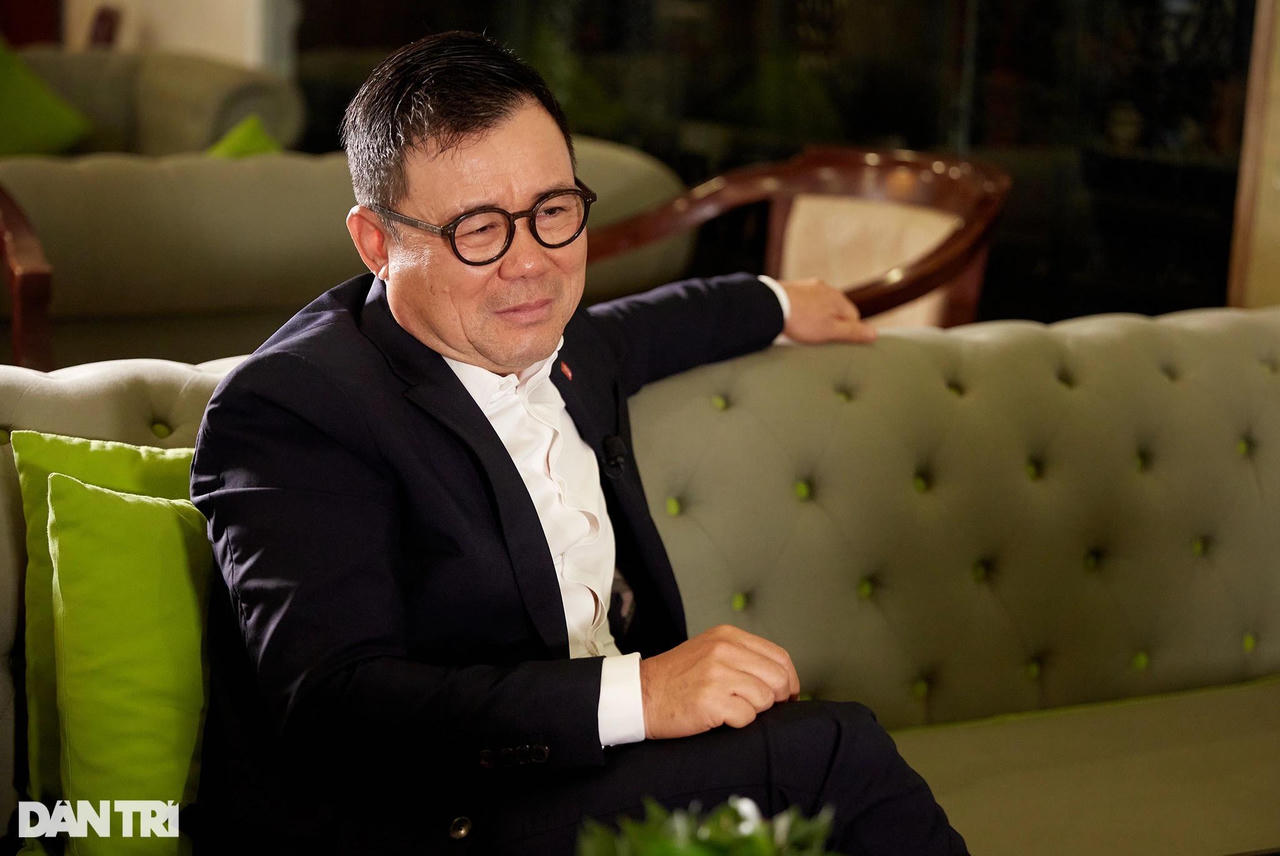 Ông trùm chứng khoán Việt kể quá khứ bị kỷ luật, giúp mẹ làm bảo vệ