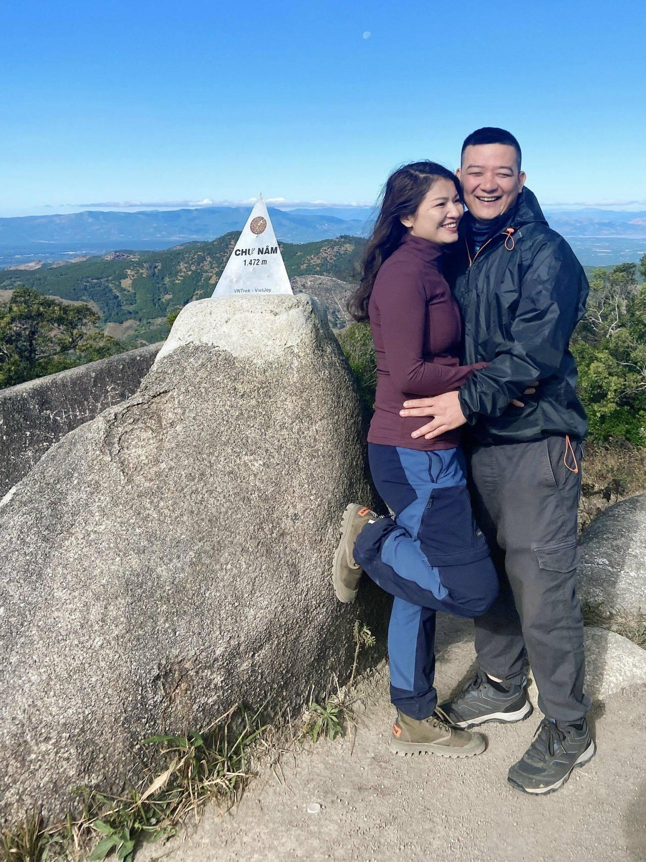 Nữ sinh điện ảnh ngồi vỉa hè bán hàng cùng chồng, 10 năm sau nhận quả ngọt