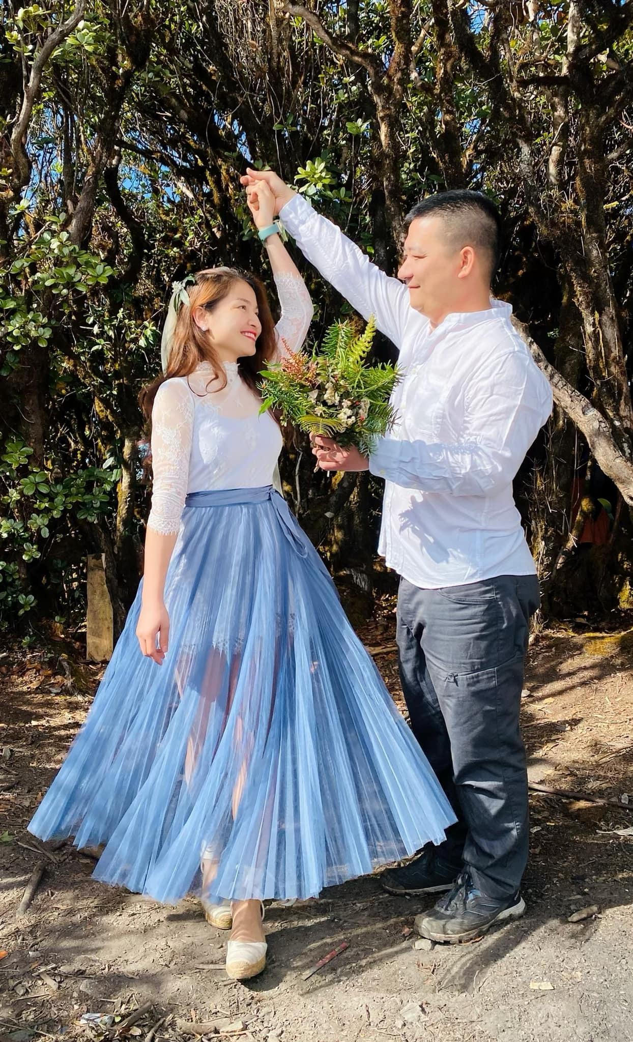 Nữ sinh điện ảnh ngồi vỉa hè bán hàng cùng chồng, 10 năm sau nhận quả ngọt