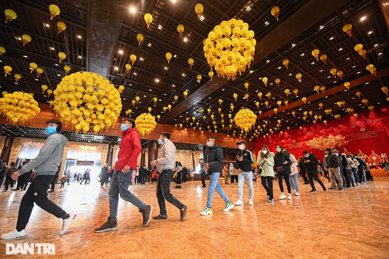 Người dân thảnh thơi vãn cảnh, bái lễ tại chùa Tam Chúc ngày đầu năm mới