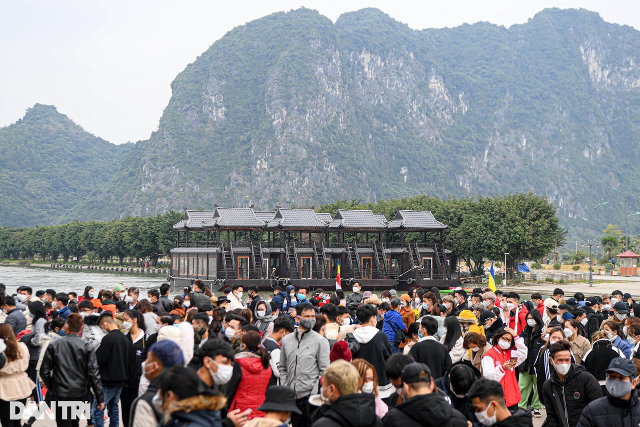 Người dân thảnh thơi vãn cảnh, bái lễ tại chùa Tam Chúc ngày đầu năm mới