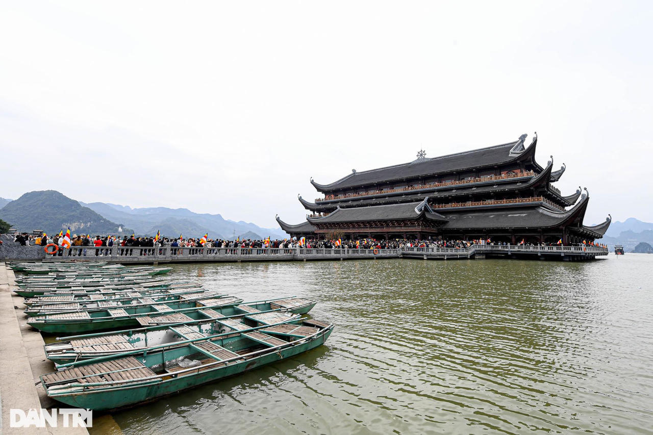 Người dân thảnh thơi vãn cảnh, bái lễ tại chùa Tam Chúc ngày đầu năm mới