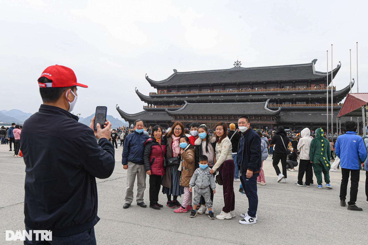 Người dân thảnh thơi vãn cảnh, bái lễ tại chùa Tam Chúc ngày đầu năm mới