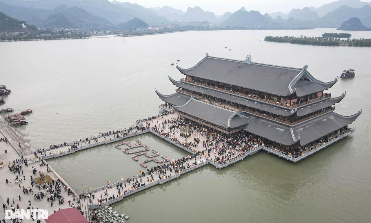 Người dân thảnh thơi vãn cảnh, bái lễ tại chùa Tam Chúc ngày đầu năm mới