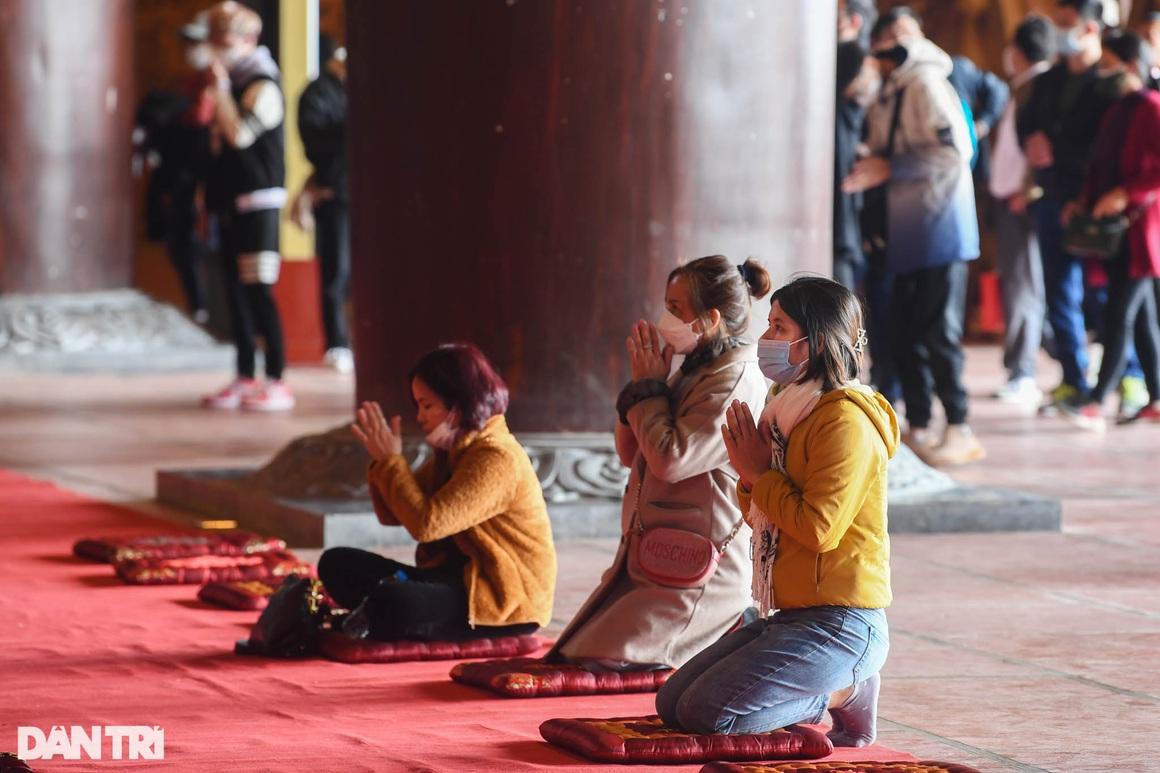 Người dân thảnh thơi vãn cảnh, bái lễ tại chùa Tam Chúc ngày đầu năm mới