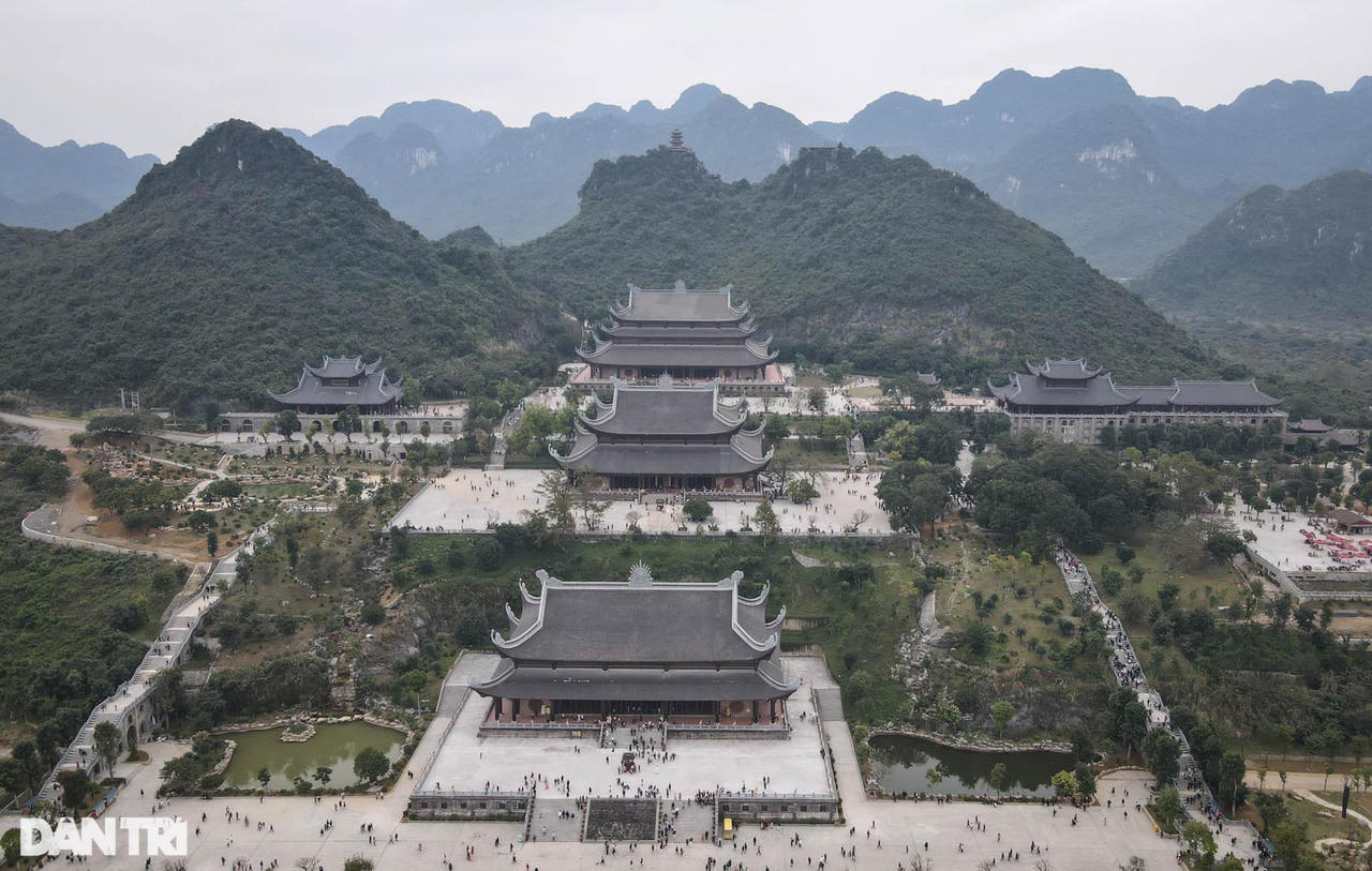 Người dân thảnh thơi vãn cảnh, bái lễ tại chùa Tam Chúc ngày đầu năm mới