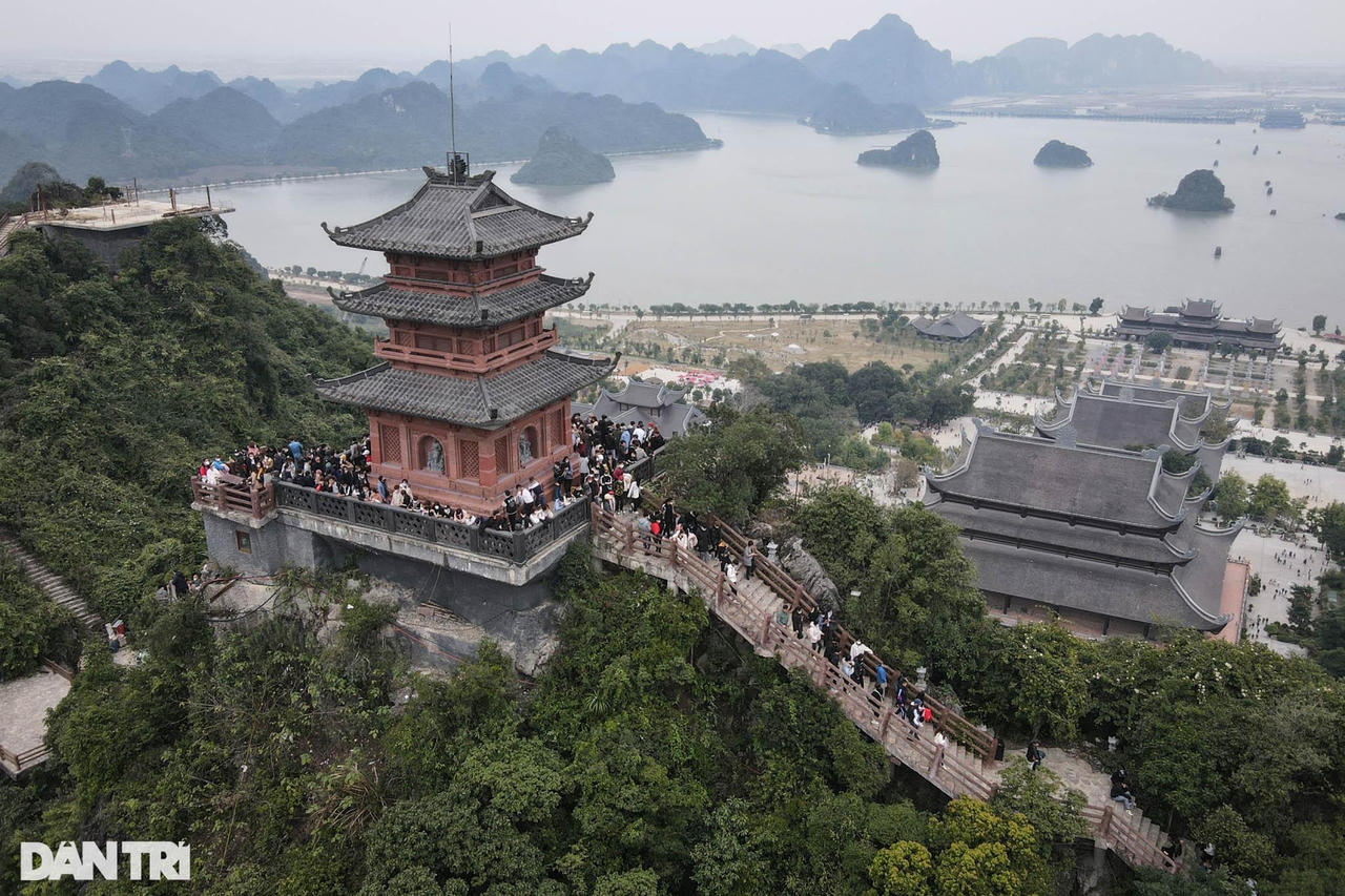 Người dân thảnh thơi vãn cảnh, bái lễ tại chùa Tam Chúc ngày đầu năm mới