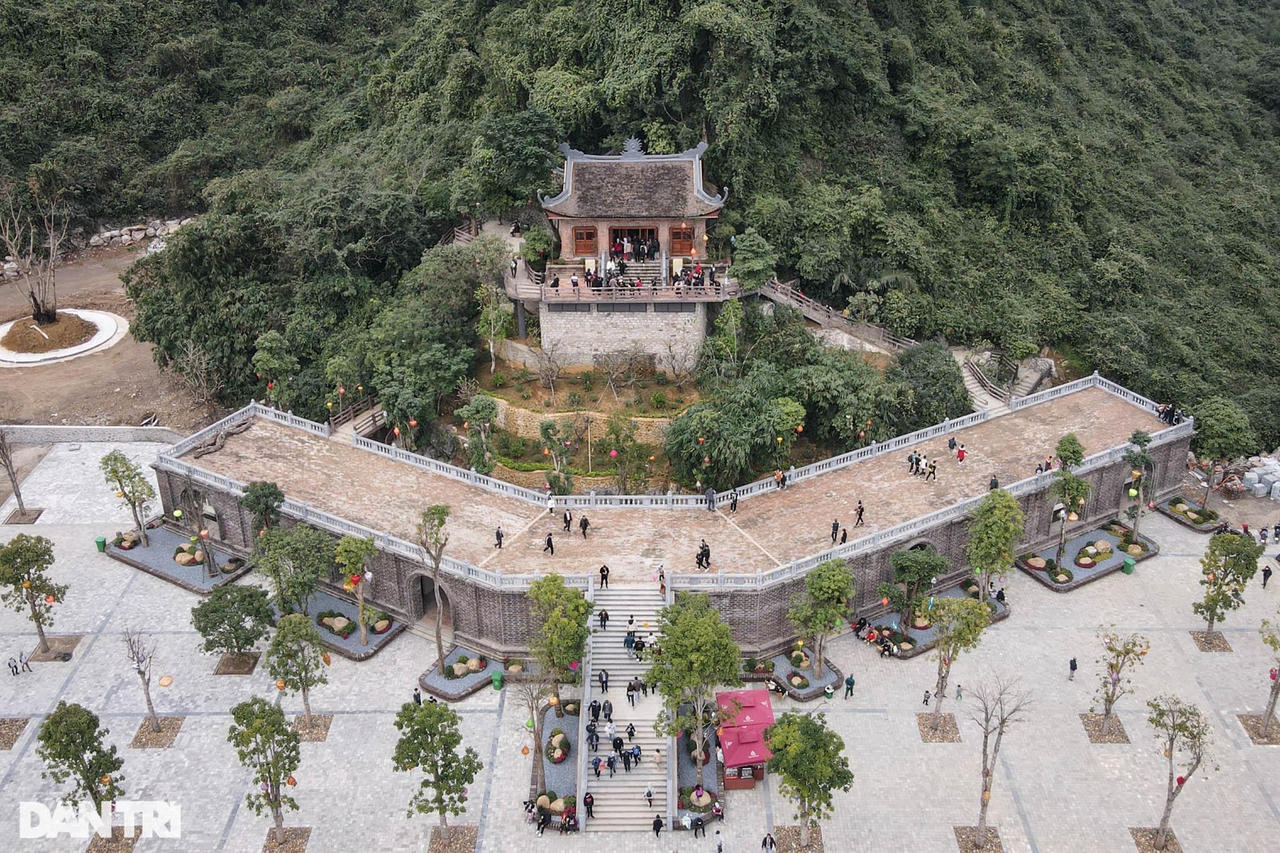 Người dân thảnh thơi vãn cảnh, bái lễ tại chùa Tam Chúc ngày đầu năm mới