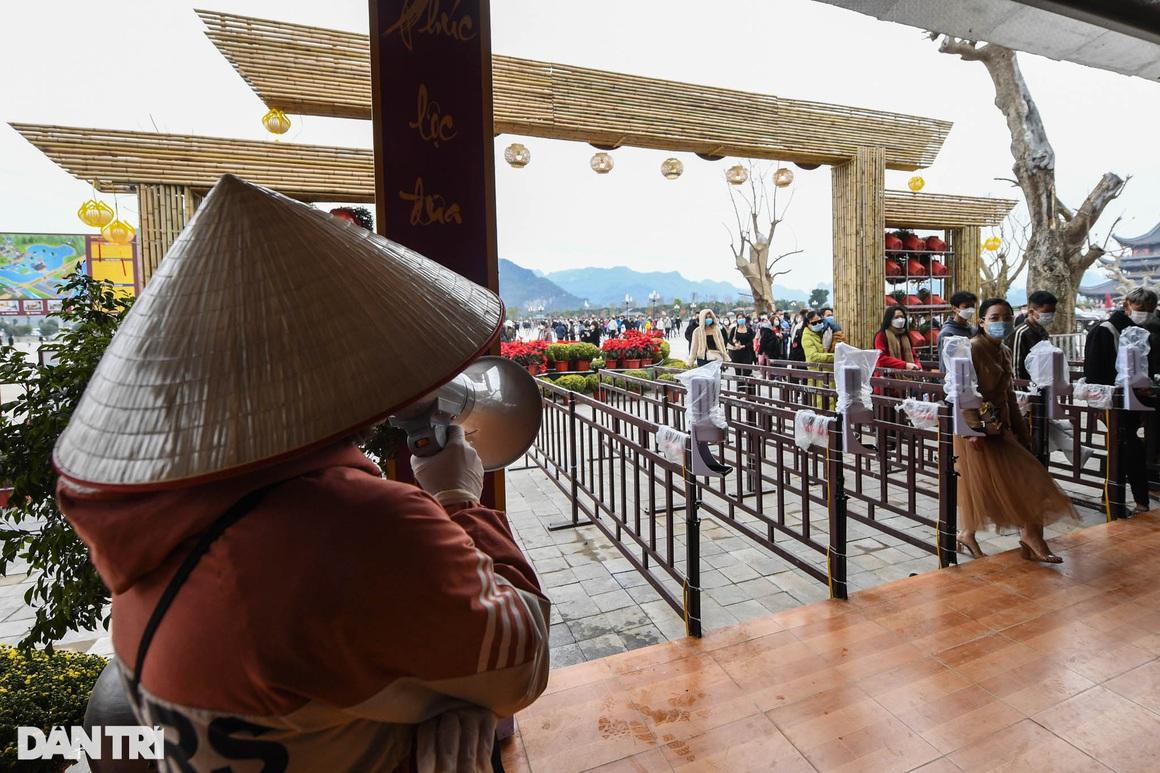 Người dân thảnh thơi vãn cảnh, bái lễ tại chùa Tam Chúc ngày đầu năm mới