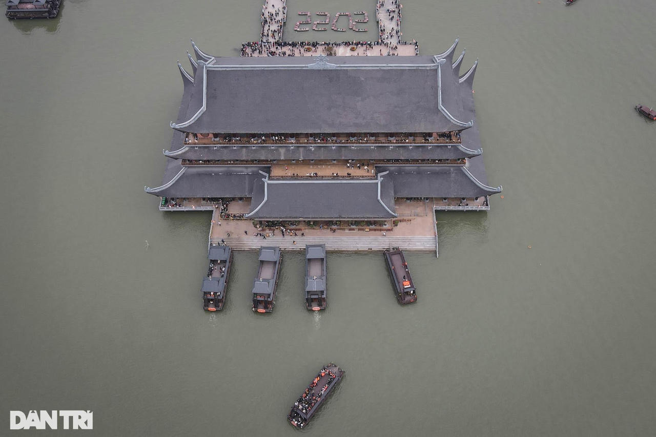 Người dân thảnh thơi vãn cảnh, bái lễ tại chùa Tam Chúc ngày đầu năm mới