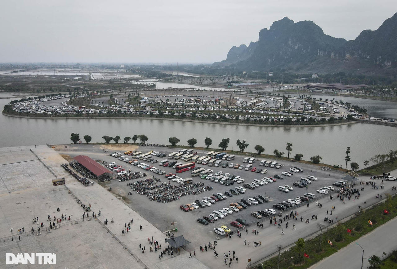 Người dân thảnh thơi vãn cảnh, bái lễ tại chùa Tam Chúc ngày đầu năm mới