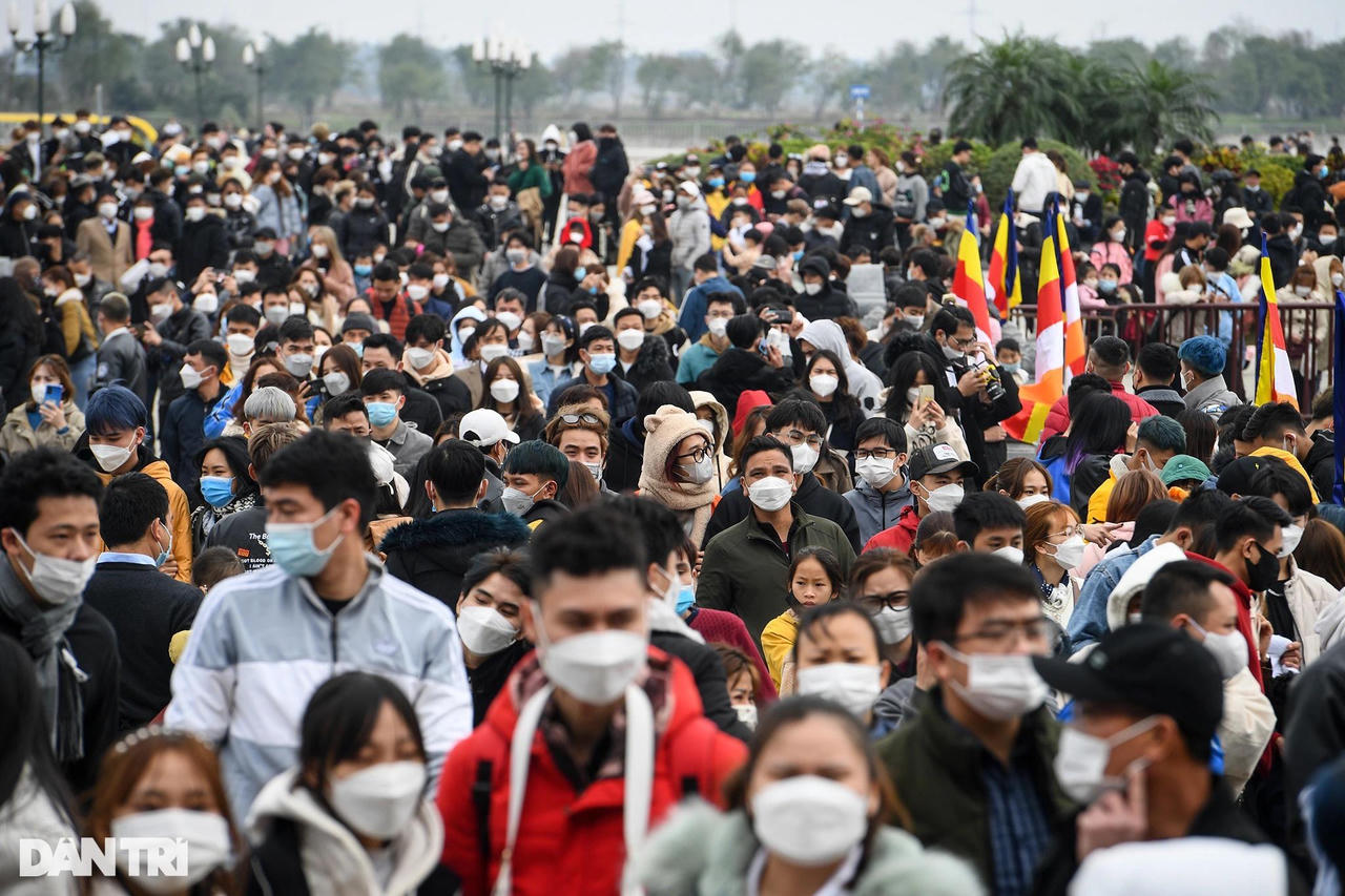 Người dân thảnh thơi vãn cảnh, bái lễ tại chùa Tam Chúc ngày đầu năm mới