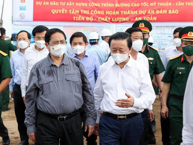 Thủ tướng thị sát công trường, 'gỡ vướng' cho 2 dự án trọng điểm tại ĐBSCL
