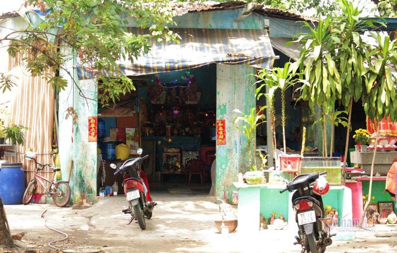 Một mình 40 năm sống ở nghĩa trang, nhận người mất làm cha mẹ, con nuôi