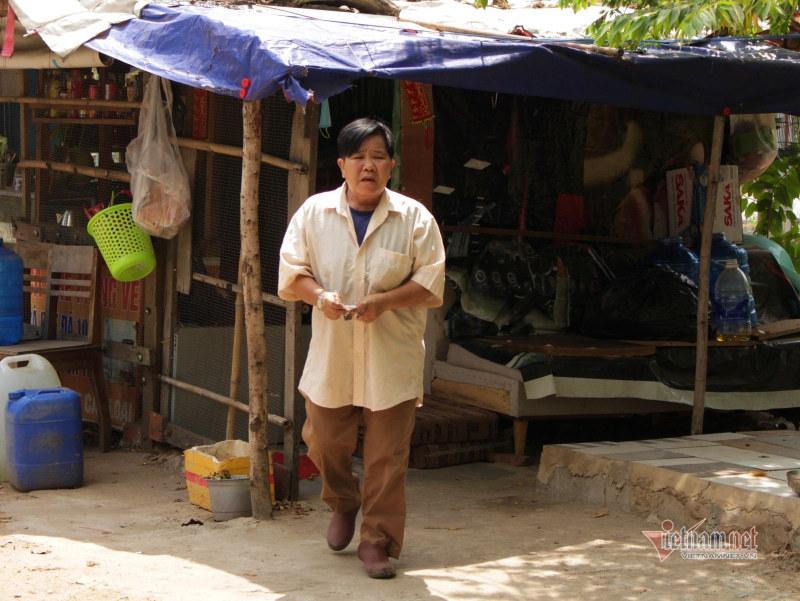 Một mình 40 năm sống ở nghĩa trang, nhận người mất làm cha mẹ, con nuôi