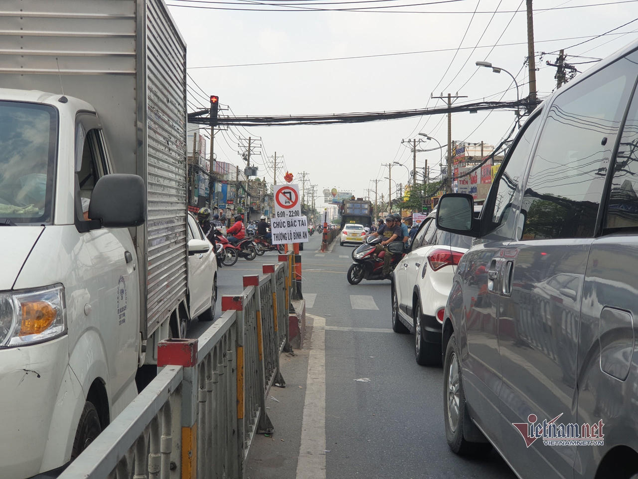 Biển báo lạ giữa ngã tư cửa ngõ TP HCM khiến nhiều tài xế cảm kích