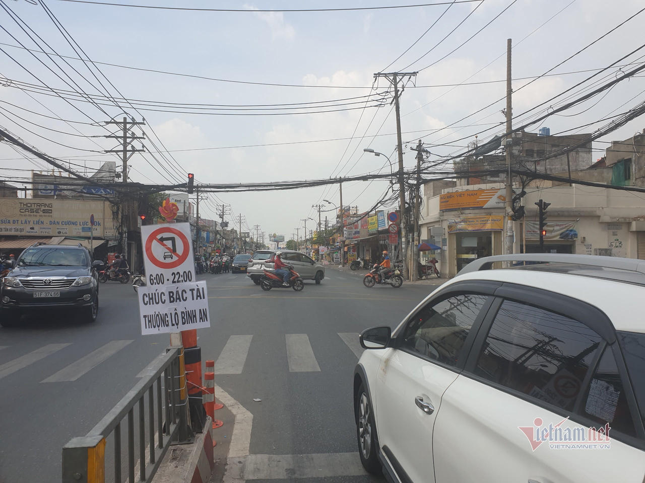 Biển báo lạ giữa ngã tư cửa ngõ TP HCM khiến nhiều tài xế cảm kích