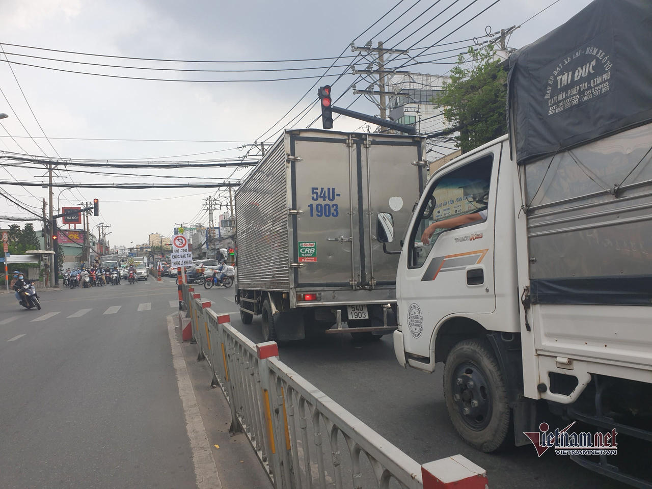 Biển báo lạ giữa ngã tư cửa ngõ TP HCM khiến nhiều tài xế cảm kích