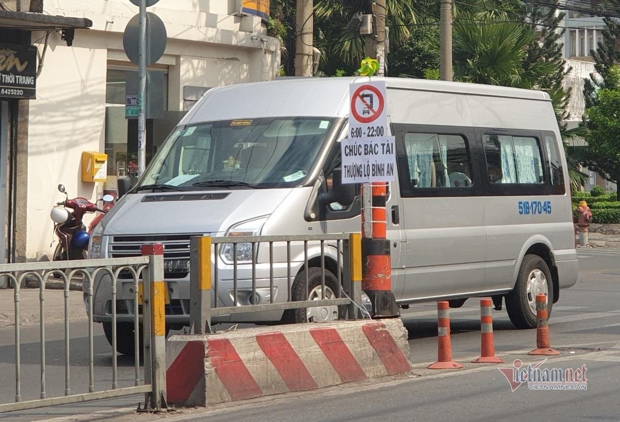 Biển báo lạ giữa ngã tư cửa ngõ TP HCM khiến nhiều tài xế cảm kích