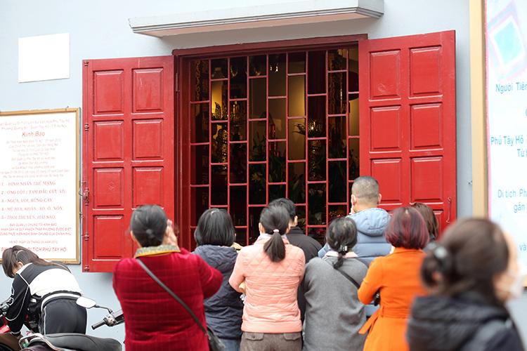 Phủ Tây Hồ lại tạm đóng cửa