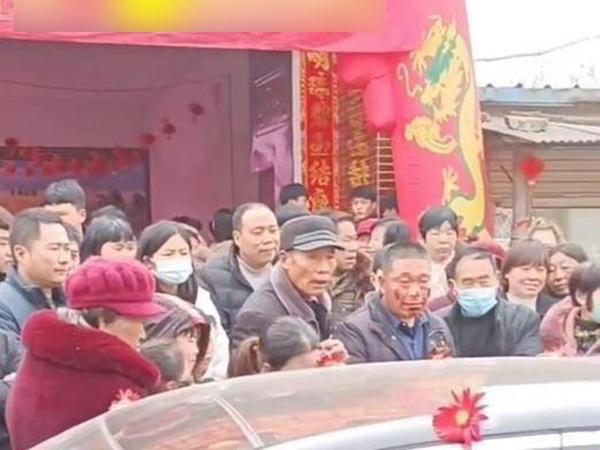 Cô dâu ngồi lì trên xe hoa, bố chú rể ôm mặt khóc rồi gọi điện khắp nơi vay tiền