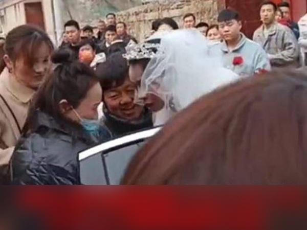 Cô dâu ngồi lì trên xe hoa, bố chú rể ôm mặt khóc rồi gọi điện khắp nơi vay tiền