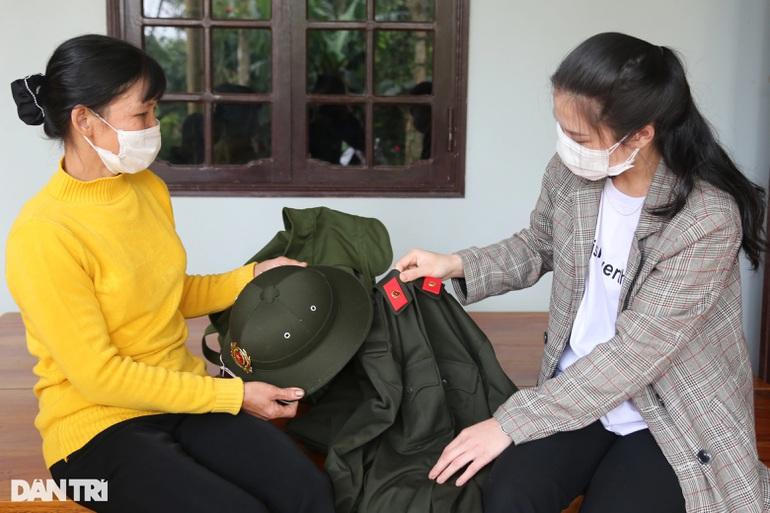 Nữ tân binh xinh đẹp cất bằng y khoa lên đường nhập ngũ