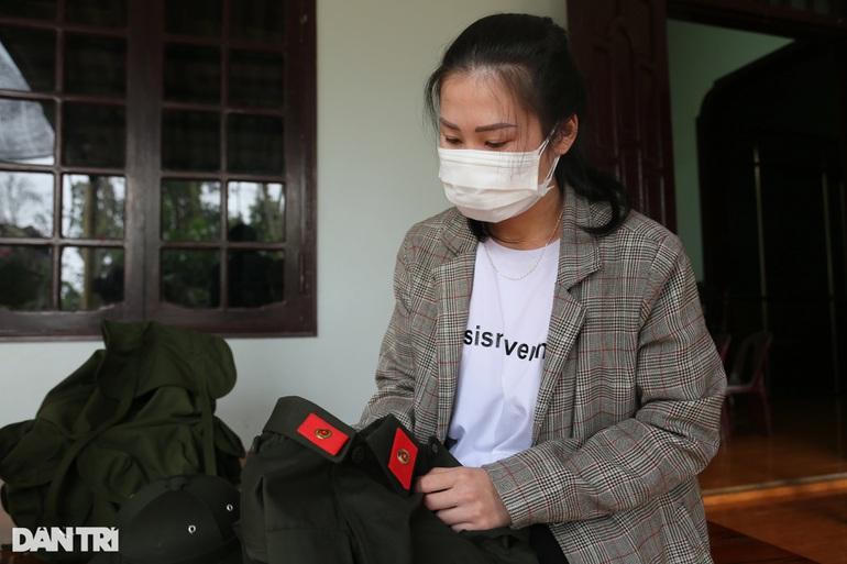 Nữ tân binh xinh đẹp cất bằng y khoa lên đường nhập ngũ