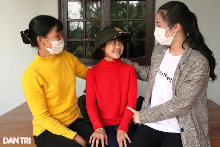 Nữ tân binh xinh đẹp cất bằng y khoa lên đường nhập ngũ