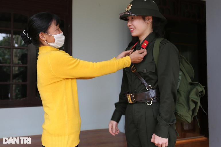 Nữ tân binh xinh đẹp cất bằng y khoa lên đường nhập ngũ