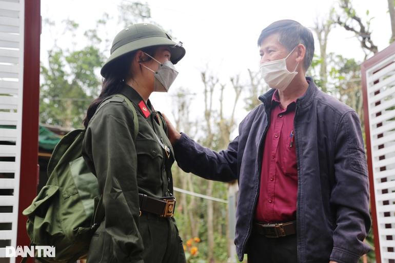 Nữ tân binh xinh đẹp cất bằng y khoa lên đường nhập ngũ