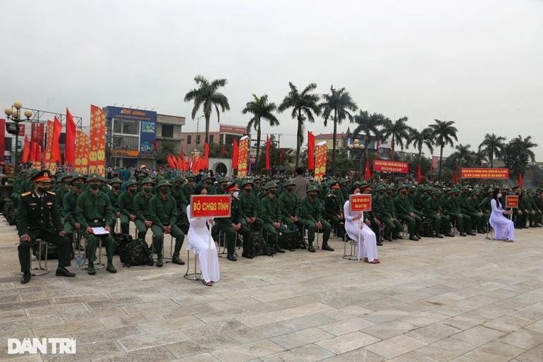 Nữ tân binh xinh đẹp cất bằng y khoa lên đường nhập ngũ