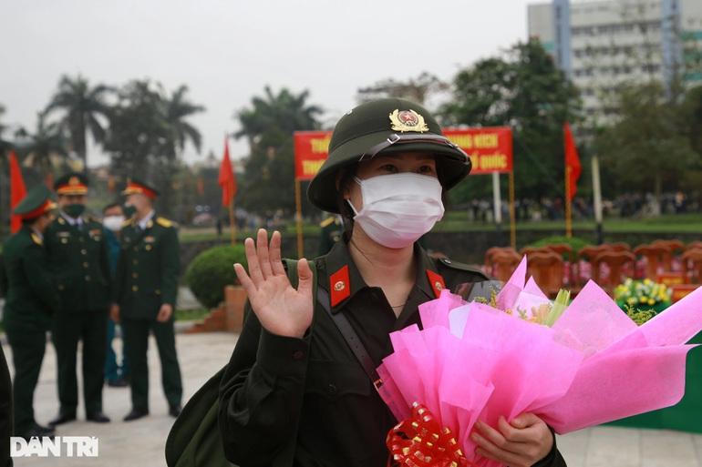 Nữ tân binh xinh đẹp cất bằng y khoa lên đường nhập ngũ