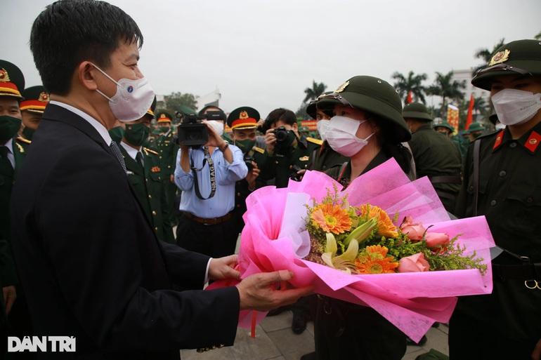 Nữ tân binh xinh đẹp cất bằng y khoa lên đường nhập ngũ
