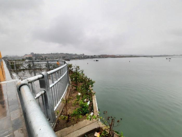 'Thót tim' khi check in trên cầu Tình Yêu ở Quảng Ninh