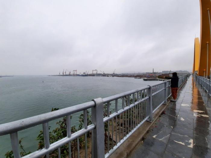 'Thót tim' khi check in trên cầu Tình Yêu ở Quảng Ninh